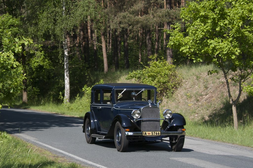 Oldtimer Mercedes Landstrasse