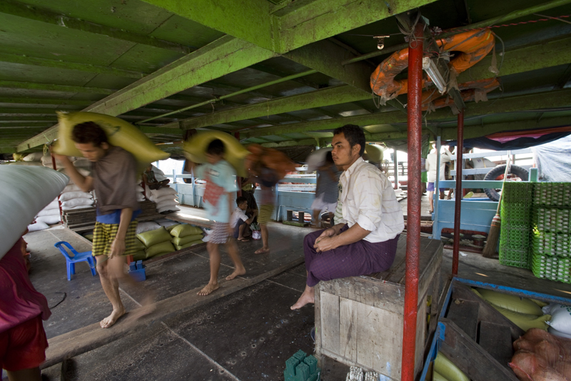 Tagelöhner im Frachthafen von Yangon in Myanmar