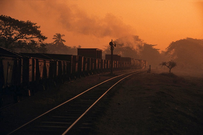 Myanmar Burma Birma Railway Bagan Bago Yangon Rangun Dampflok Mönch