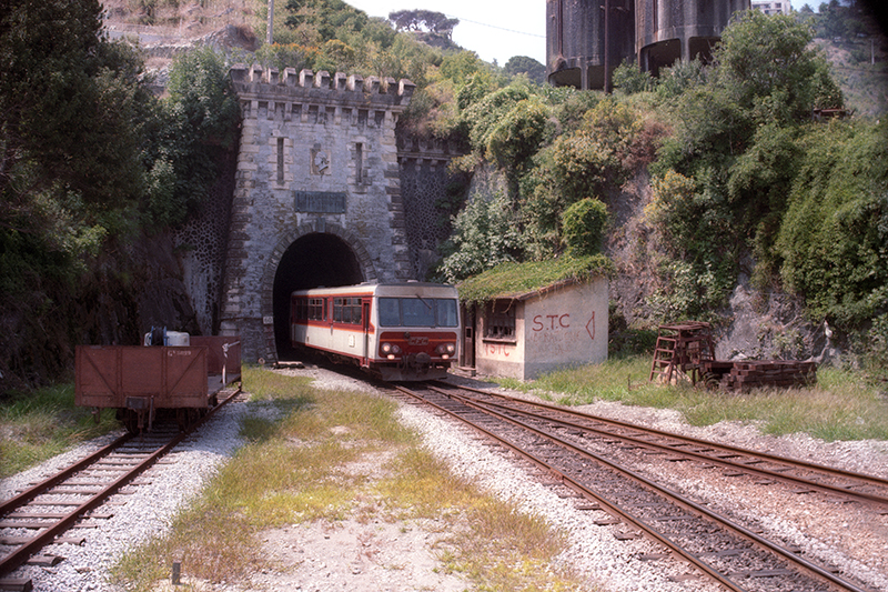 Das Tunnelportal in Bastia, wird vom Mohr, dem Wappenzeichen Corsikas gekrönt.