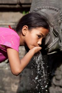 Kathmandu Wasser Kind