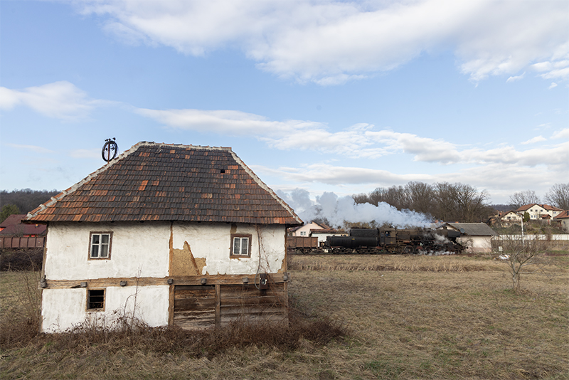Dampflok Bosnien altes Haus