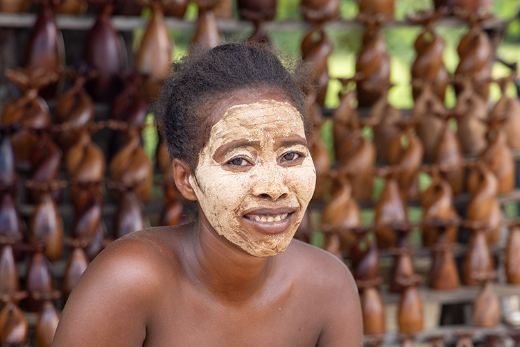 Madagaskar Women Thanaka