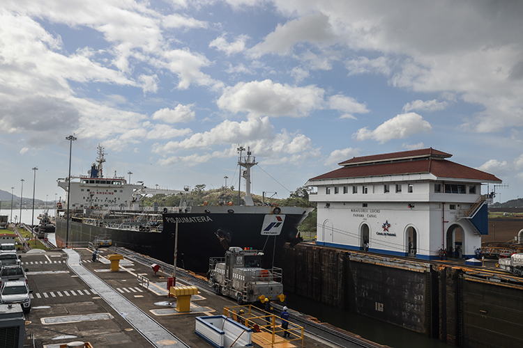 Panama Miraflores Schleuse Schiff